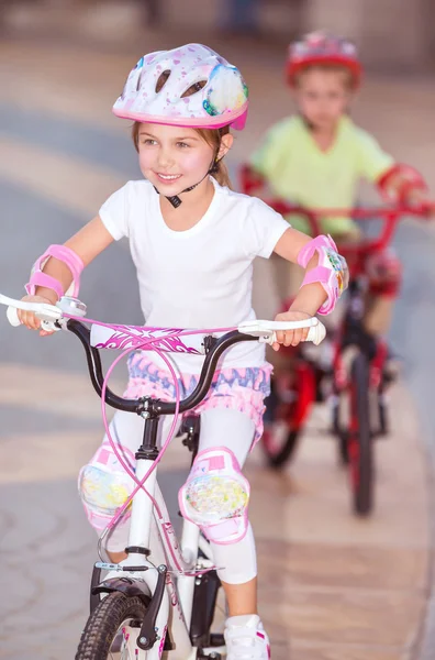 Glada barn på cyklar — Stockfoto