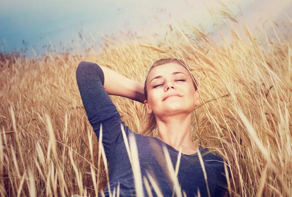 Jolie fille sur le champ de blé — Photo