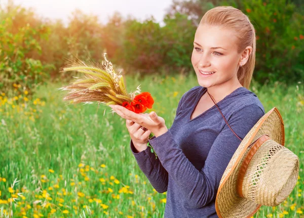 Güzel çiftçi kız — Stok fotoğraf