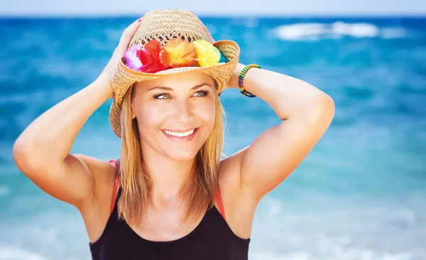 Mujer feliz en la playa —  Fotos de Stock