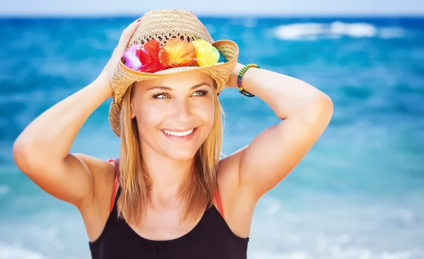 Glad kvinna på stranden — Stockfoto