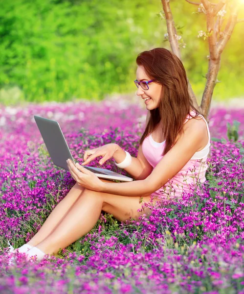 Student meisje in de tuin — Stockfoto