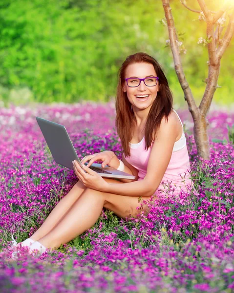 Cheerful student girl in the park — Stock Photo, Image