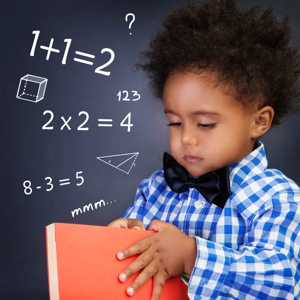 Kleiner Junge im Mathe-Unterricht — Stockfoto