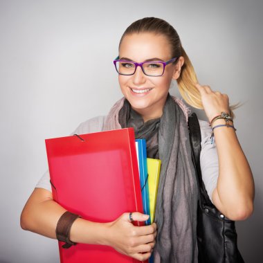 Sevimli gülümseyen öğrenci kız