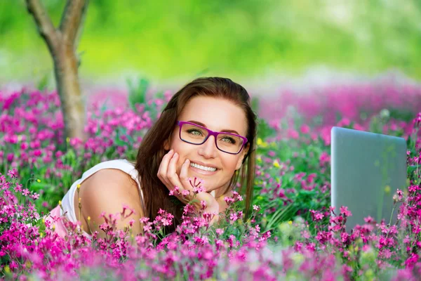 Mooie student werkt aan laptop — Stockfoto