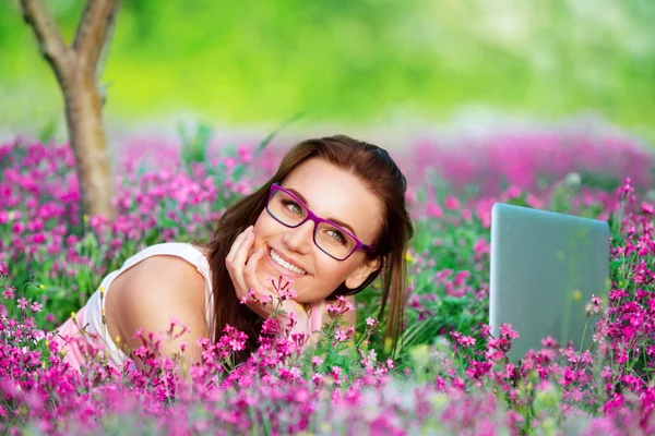 Mooie student werkt aan laptop — Stockfoto