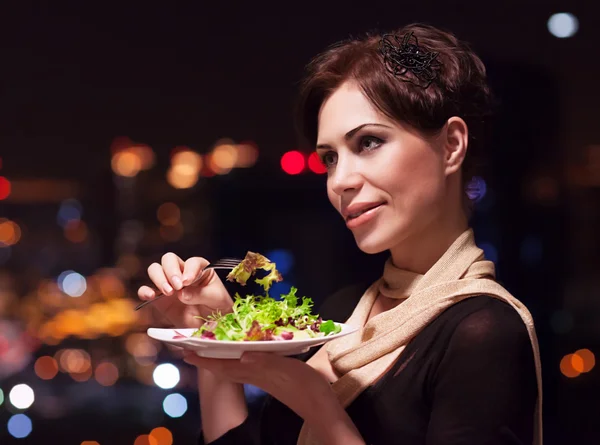 Vacker kvinna i restaurangen — Stockfoto