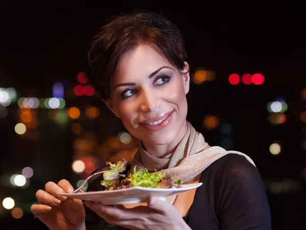 Mujer bonita cenando —  Fotos de Stock