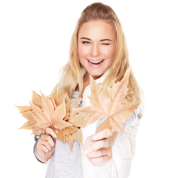 Joyeuse fille avec des feuilles sèches — Photo