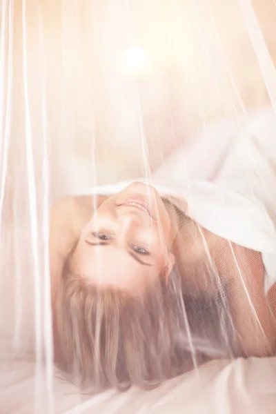 Mujer feliz en la cama —  Fotos de Stock