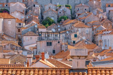 Tarihi bir Akdeniz kasabasının büyüleyici çatılarını keşfedin, benzersiz ve büyüleyici cazibeyle dolu. Dubrovnik. Hırvatistan