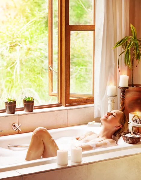 Mujer feliz bañándose — Foto de Stock