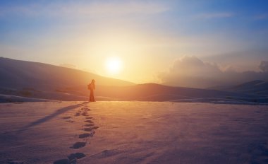 Dağlarda yalnız kadın