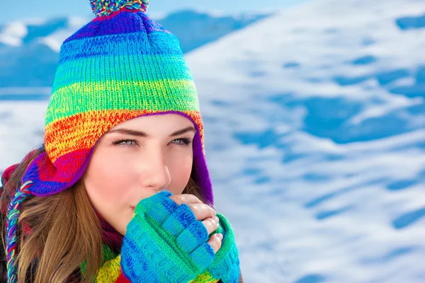 Mulher no tempo de inverno ao ar livre — Fotografia de Stock