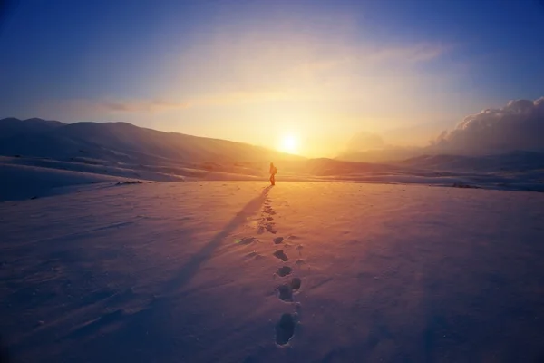 Femme seule dans les montagnes — Photo