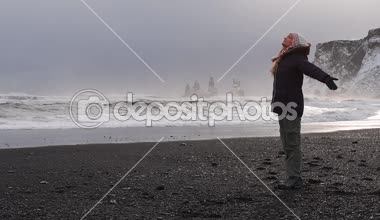İzlanda'kış tatil harcama kadın. Dolu Hd Video