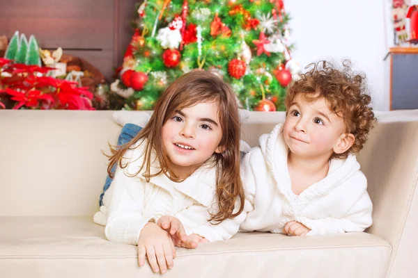 Bror och syster njuter av julen — Stockfoto