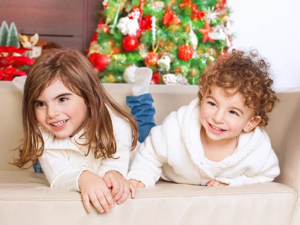 Broer en zus genieten van Kerstmis — Stockfoto