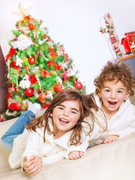Crianças felizes na véspera de Natal — Fotografia de Stock