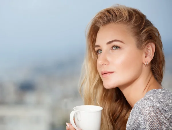 Pretty young female drinks tea — Zdjęcie stockowe