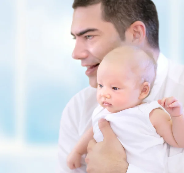 Mutlu baba ve küçük bebek — Stok fotoğraf