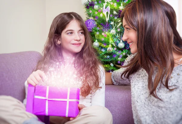 Família feliz na véspera de Natal — Fotografia de Stock