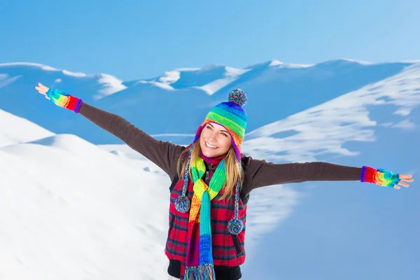 Mulher feliz em montanhas nevadas — Fotografia de Stock