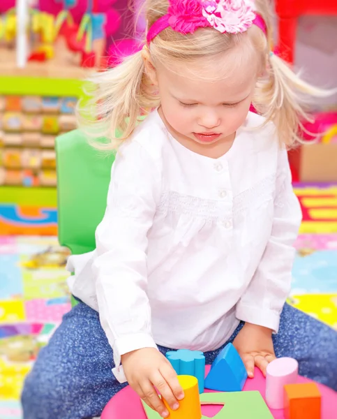 Meisje van de baby in een kinderdagverblijf — Stockfoto