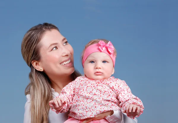 Mãe com retrato de filha — Fotografia de Stock