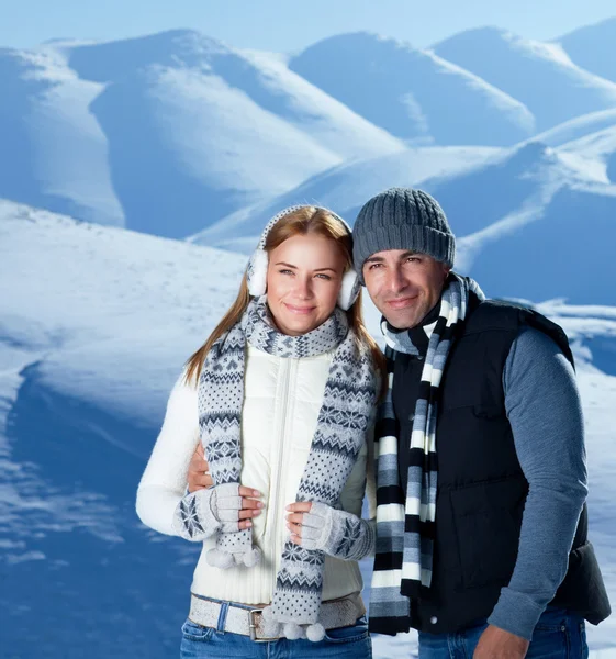 Glückliches Paar im Winterurlaub — Stockfoto