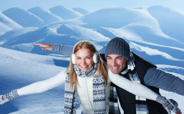 Pareja feliz jugando al aire libre — Foto de Stock