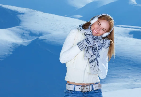 Счастливая женщина в снежных горах — стоковое фото