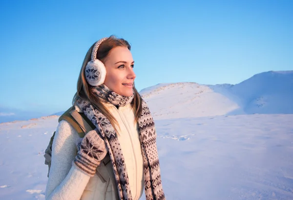 Mulher feliz em férias de inverno — Fotografia de Stock