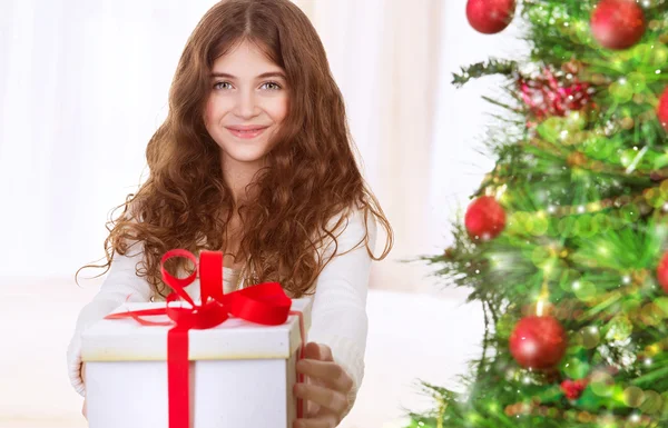 Menina feliz com presente de Natal — Fotografia de Stock