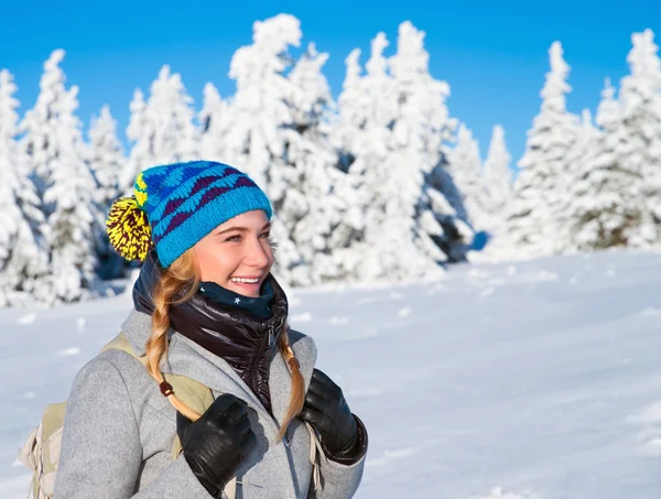 Счастливая женщина на зимних каникулах — стоковое фото