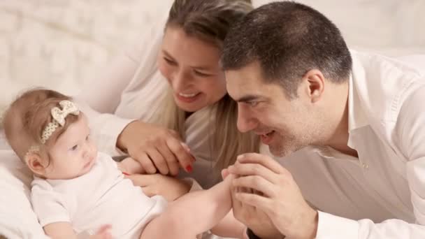 Padres felices jugando con el bebé. Vídeo Full HD — Vídeos de Stock