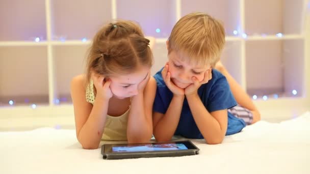 Des enfants heureux regardant la tablette. Vidéo Full HD — Video