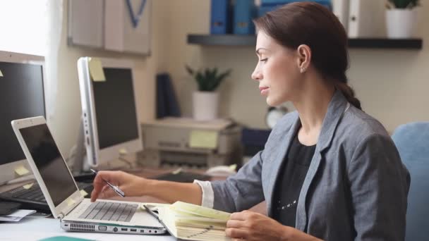 Ernstige zakenvrouw werken op de laptop. Full Hd-Video — Stockvideo