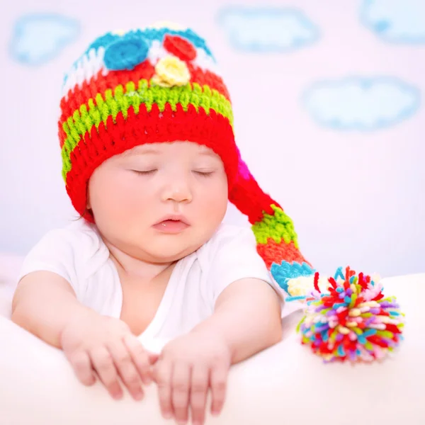 Petit bébé relaxant à la maison — Photo