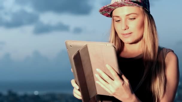 Söt flicka med tablett. Full Hd-Video — Stockvideo