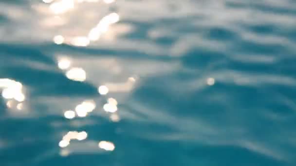 ทะเลที่สวยงามในแสงแดด ล้องที่มีความคมชัดสูงนะวิดีโอเต็ม — วีดีโอสต็อก