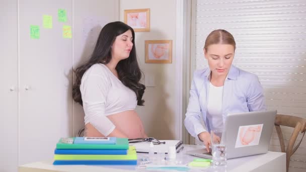 Pregnant woman at the doctor. Full HD Video — Stock Video