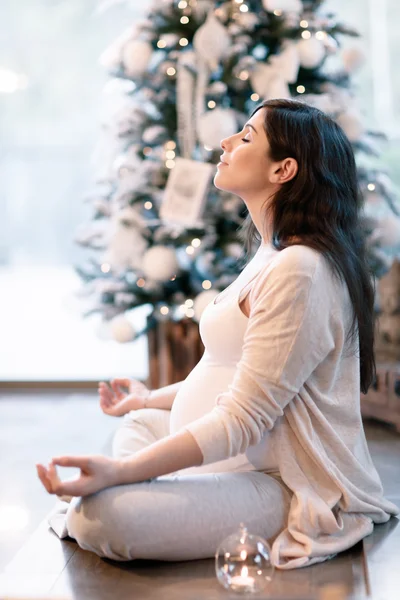 Donna incinta meditando — Foto Stock