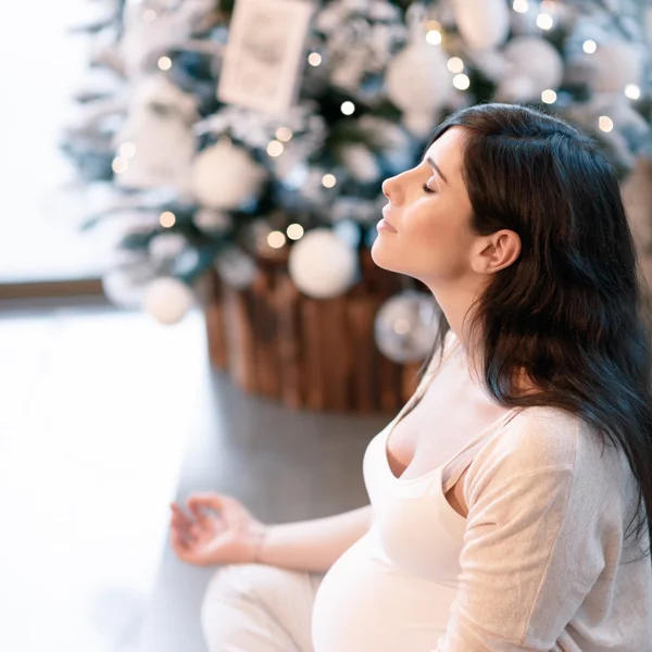 Donna incinta meditando — Foto Stock