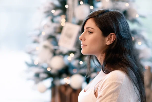 Hermosa chica cerca de árbol de Navidad — Foto de Stock