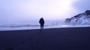 İzlanda siyah plaj yürüyen kadın. Dolu Hd Video
