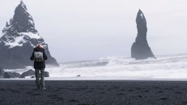 İzlanda siyah plaj yürüyen kadın. Dolu Hd Video