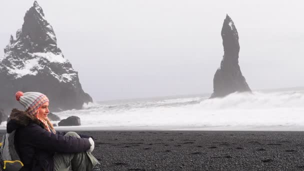 Mujer disfrutando de la belleza del océano Atlántico. Vídeo Full HD — Vídeos de Stock