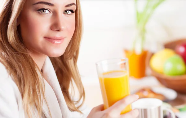 Feliz niña sana beber jugo — Foto de Stock